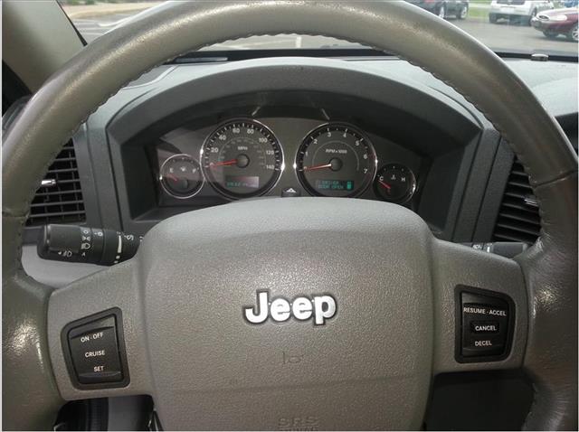 2005 Jeep Grand Cherokee Yaris Sedan