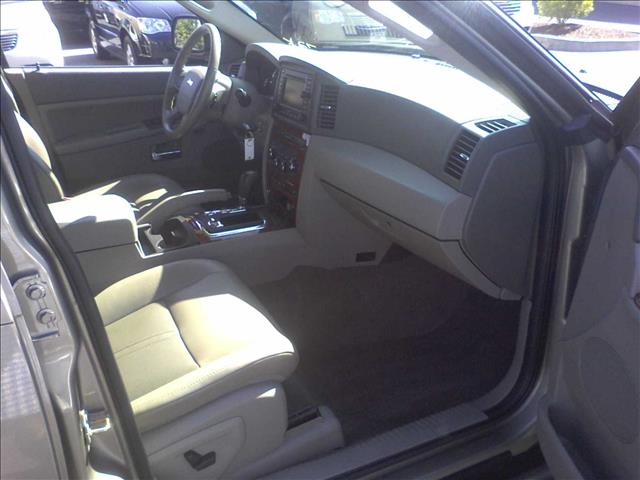 2006 Jeep Grand Cherokee Yaris Sedan