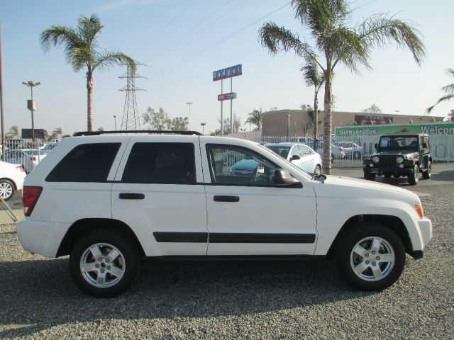 2006 Jeep Grand Cherokee LOW Miles NICE 4door Sedan