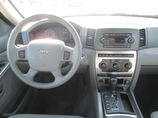 2006 Jeep Grand Cherokee LOW Miles NICE 4door Sedan