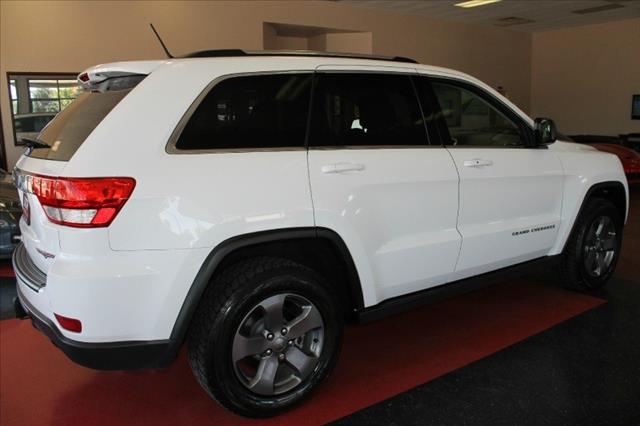 2013 Jeep Grand Cherokee 4X4 Sunroof, Leather