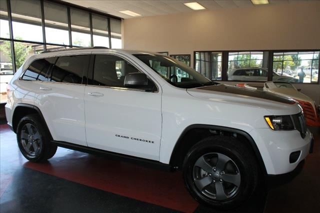 2013 Jeep Grand Cherokee 4X4 Sunroof, Leather