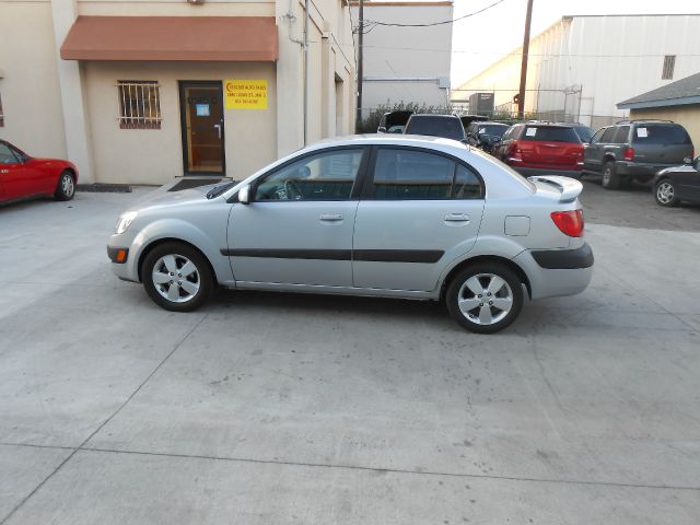 2008 Kia Rio AWD, REAR DVD, Navigation, 3RD ROW, Mem/heat Seats