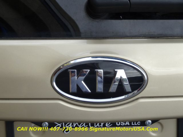 2011 Kia Sedona 2WD Crew Cab LWB XE Truck