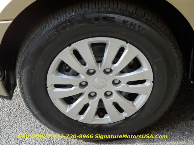 2011 Kia Sedona 2WD Crew Cab LWB XE Truck