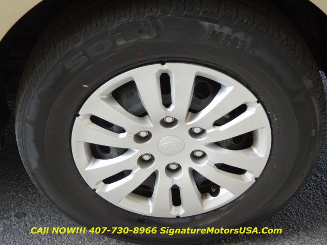 2011 Kia Sedona 2WD Crew Cab LWB XE Truck