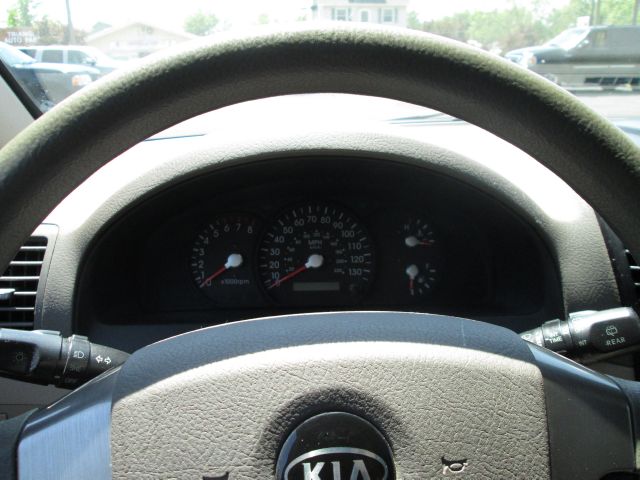 2004 Kia Sorento LS Truck