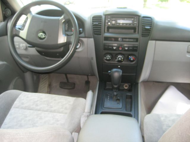 2005 Kia Sorento LS Truck