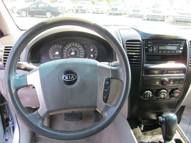 2005 Kia Sorento LS Truck