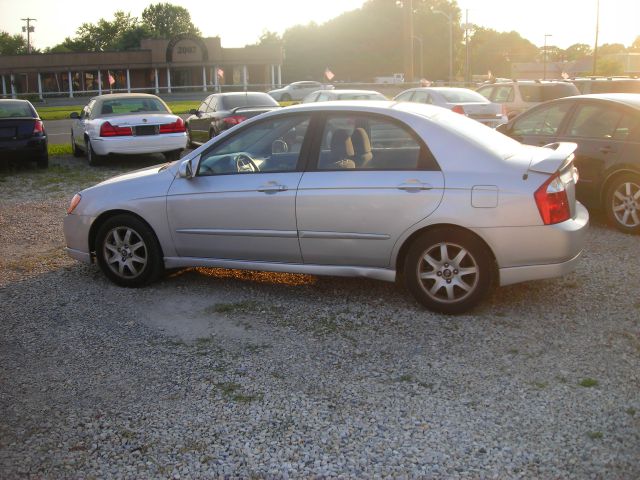 2005 Kia Spectra AWD, REAR DVD, Navigation, 3RD ROW, Mem/heat Seats