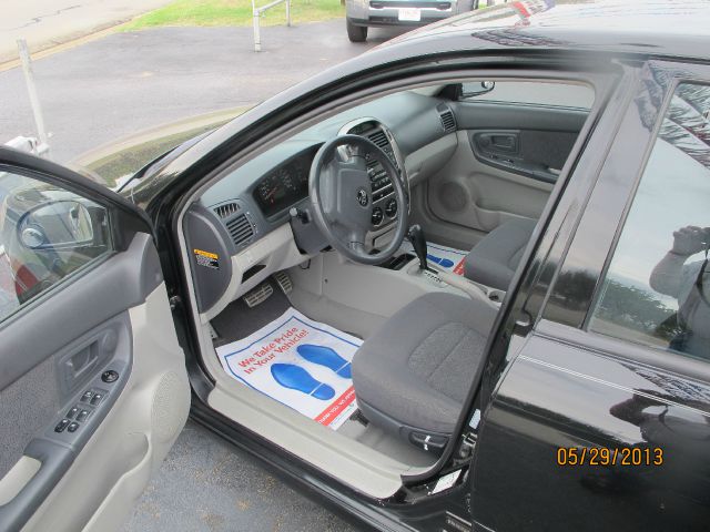 2005 Kia Spectra5 Base