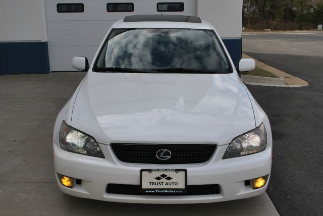 2005 Lexus IS 300 323it