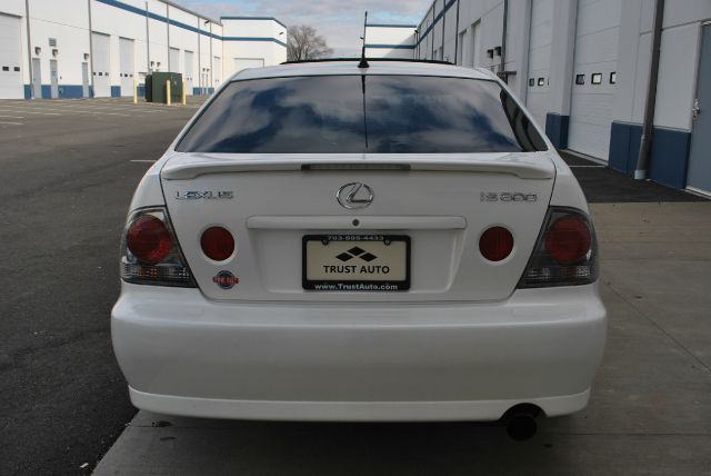 2005 Lexus IS 300 323it