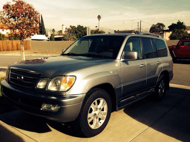 2004 Lexus LX 470 Scion XB