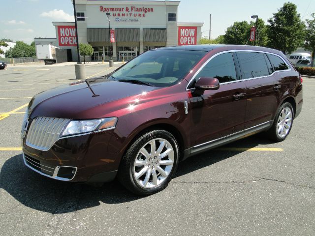 2011 Lincoln MKT Green