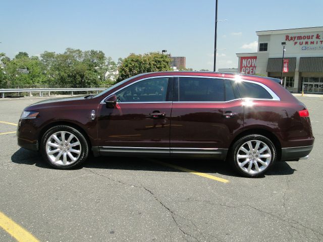 2011 Lincoln MKT Green