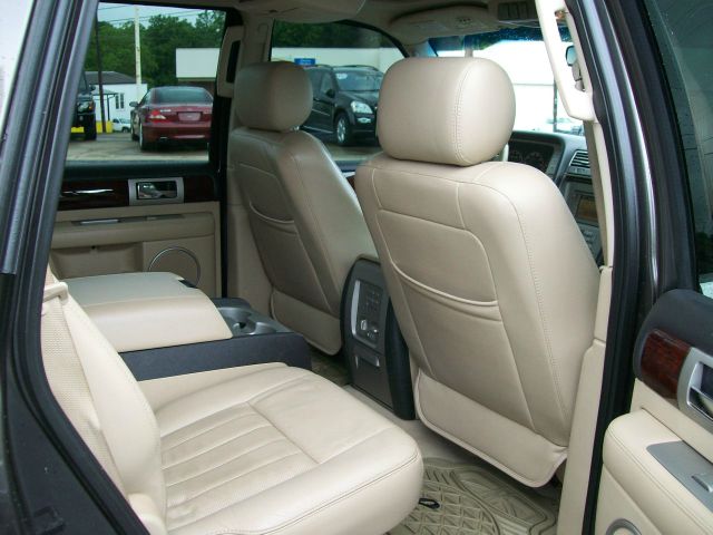 2006 Lincoln Navigator 2WD 4dr V6 SE SUV