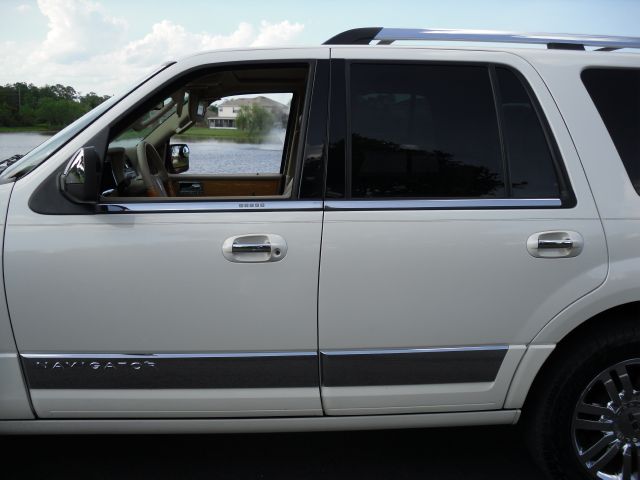 2007 Lincoln Navigator 2WD 4dr V6 SE SUV