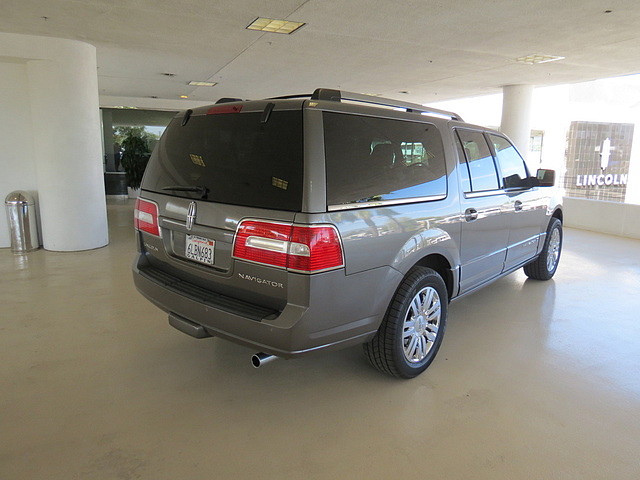 2010 Lincoln Navigator L Base