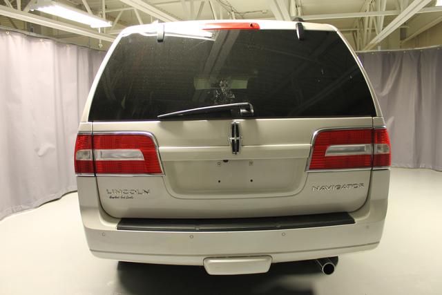 2010 Lincoln Navigator L Base