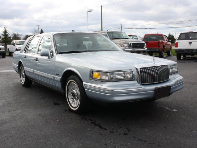 1997 Lincoln Town Car 4dr Sdn Auto Sh-awd Tech Sedan