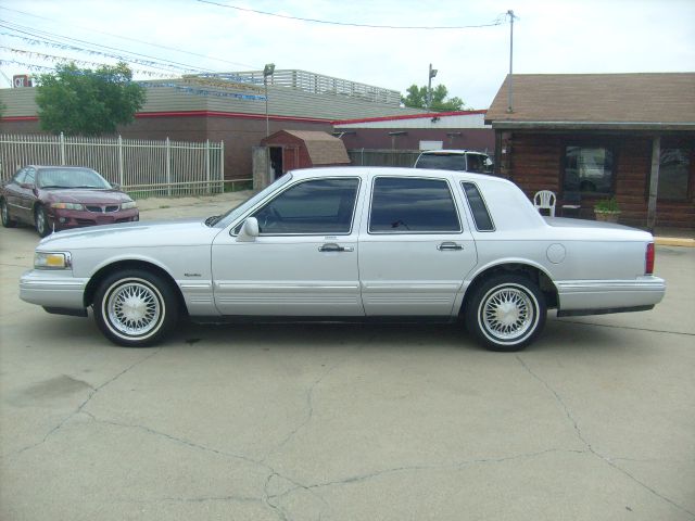 1997 Lincoln Town Car DOWN 4.9 WAC