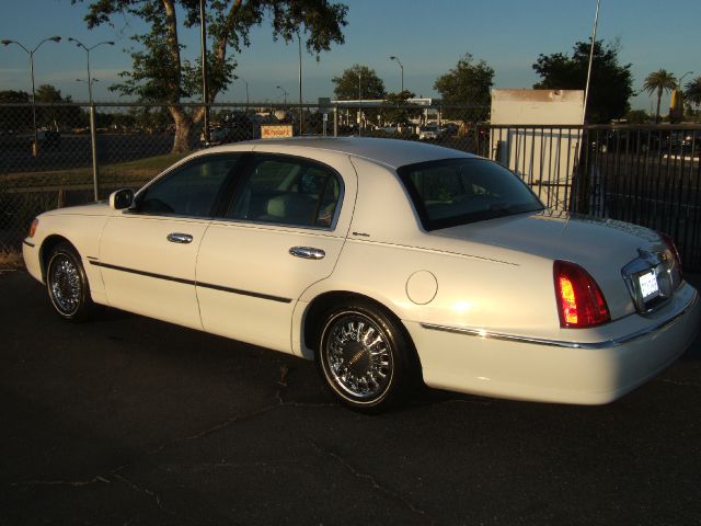 1999 Lincoln Town Car DOWN 4.9 WAC