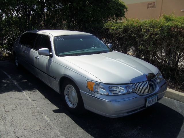 2000 Lincoln Town Car 4X4 SLE Regular Cab