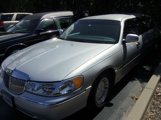 2000 Lincoln Town Car 4X4 SLE Regular Cab