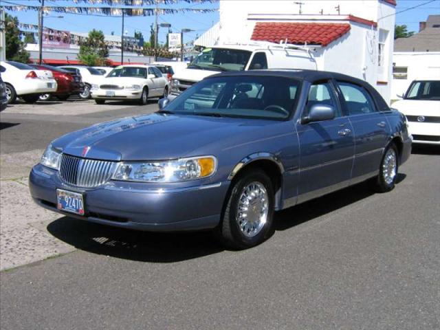 2000 Lincoln Town Car 4dr Sdn SL Auto