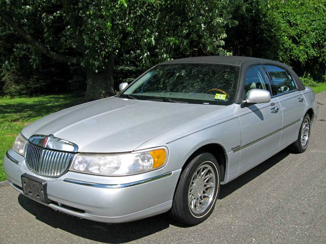 2001 Lincoln Town Car DOWN 4.9 WAC