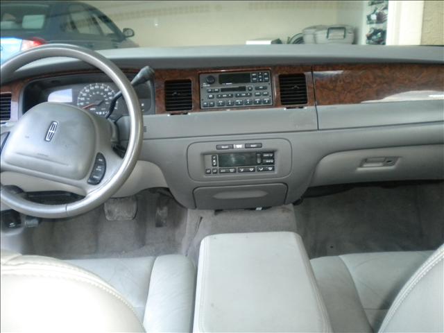 2001 Lincoln Town Car Unknown