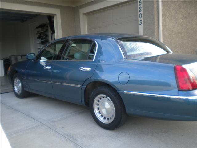 2001 Lincoln Town Car Unknown