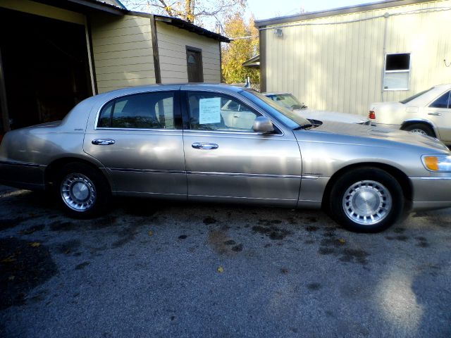 2001 Lincoln Town Car DOWN 4.9 WAC