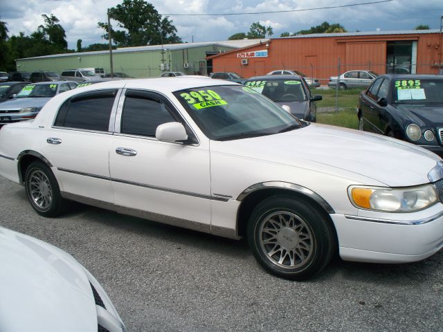 2001 Lincoln Town Car DOWN 4.9 WAC