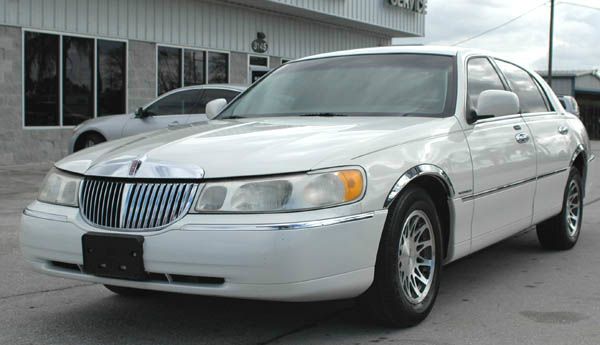 2001 Lincoln Town Car DOWN 4.9 WAC