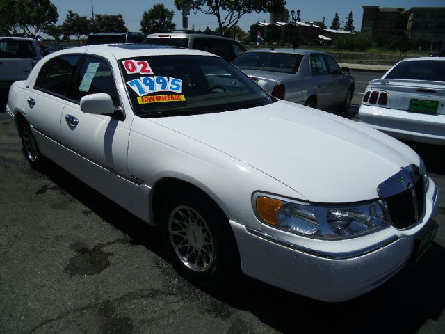 2002 Lincoln Town Car DOWN 4.9 WAC