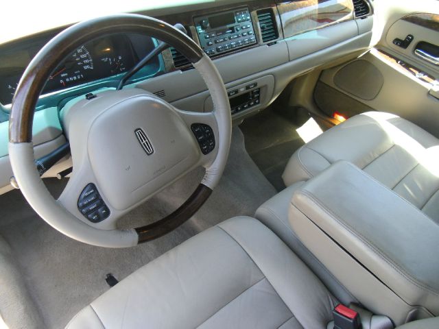 2002 Lincoln Town Car DOWN 4.9 WAC