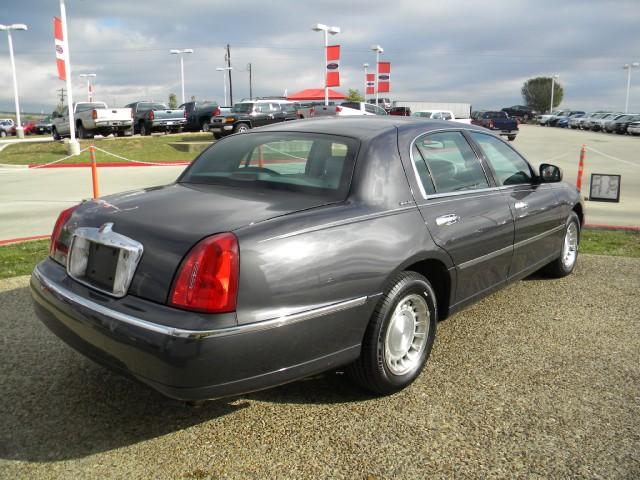 2002 Lincoln Town Car EX 3.5L 5spd Auto Leather, DVD