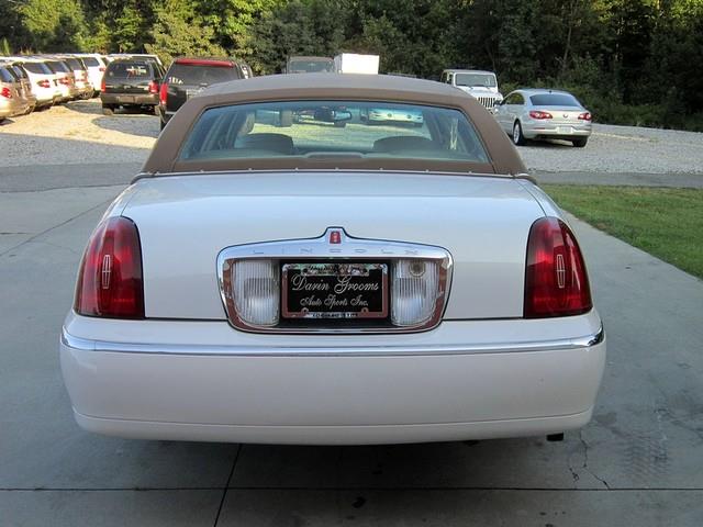 2002 Lincoln Town Car Base Alpha