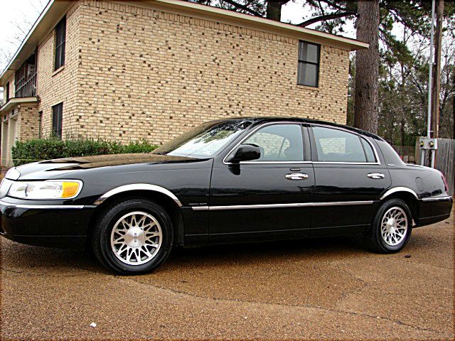 2002 Lincoln Town Car SLT1 AWD