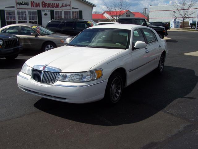 2002 Lincoln Town Car Base Alpha