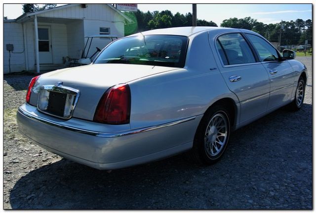 2002 Lincoln Town Car DOWN 4.9 WAC