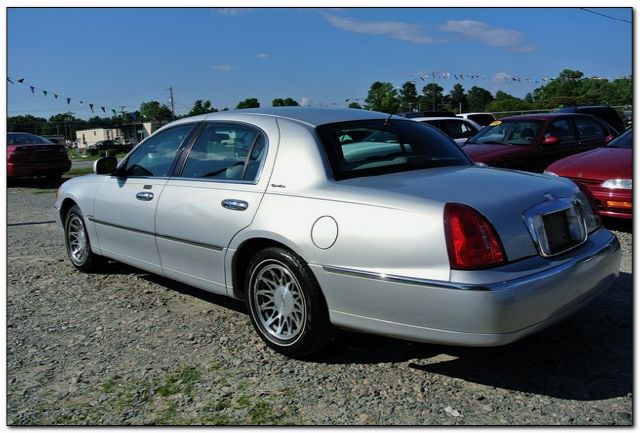 2002 Lincoln Town Car DOWN 4.9 WAC