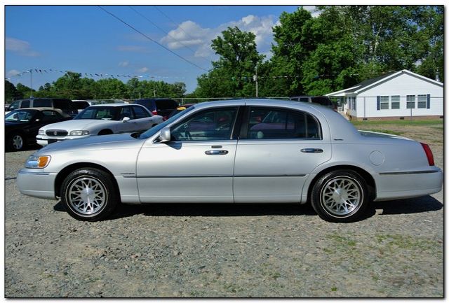 2002 Lincoln Town Car DOWN 4.9 WAC