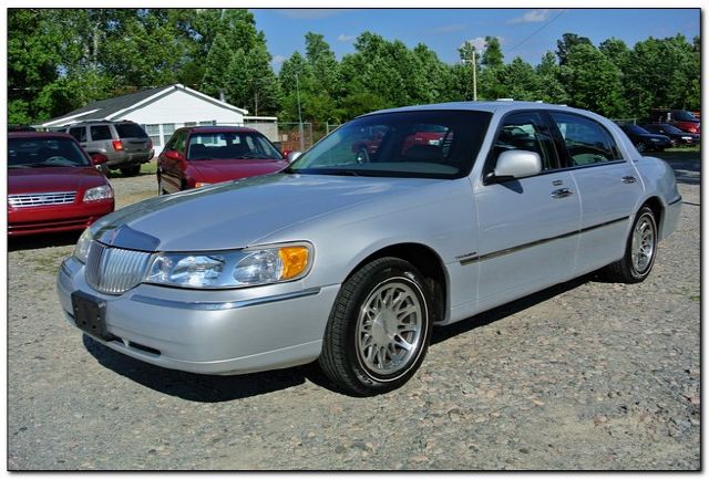 2002 Lincoln Town Car DOWN 4.9 WAC