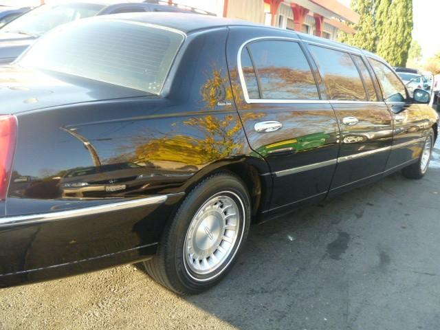 2002 Lincoln Town Car Lariat Platinum Package