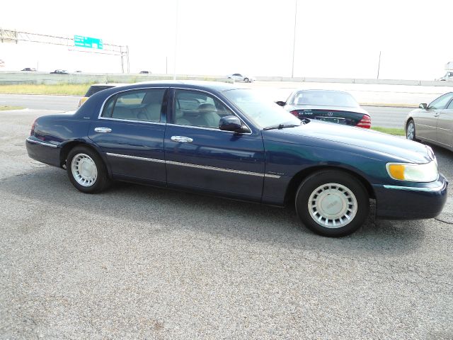 2002 Lincoln Town Car Unknown