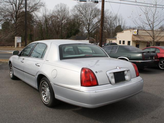 2002 Lincoln Town Car DOWN 4.9 WAC