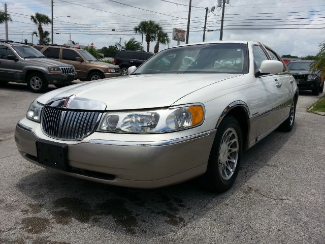 2002 Lincoln Town Car DOWN 4.9 WAC